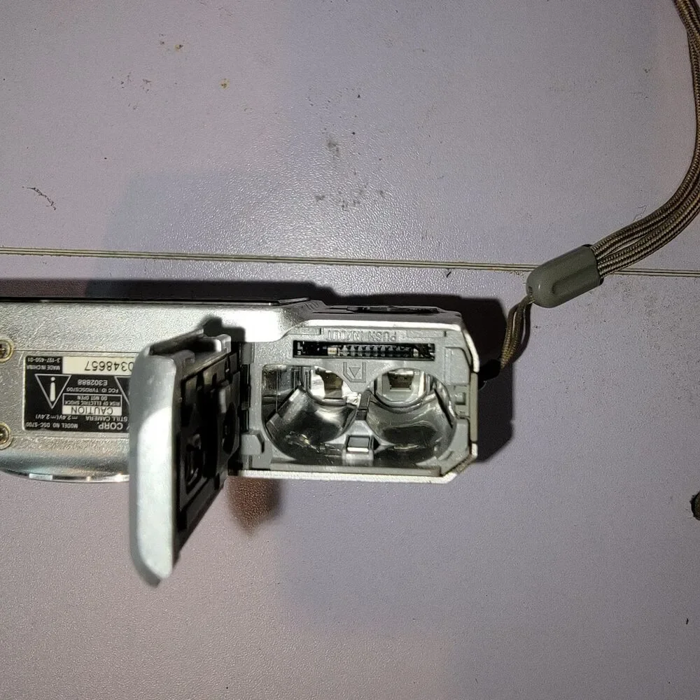 Sony Cyber-shot DSC-S700 7.2MP Digital Camera - Silver -Parts/Repair